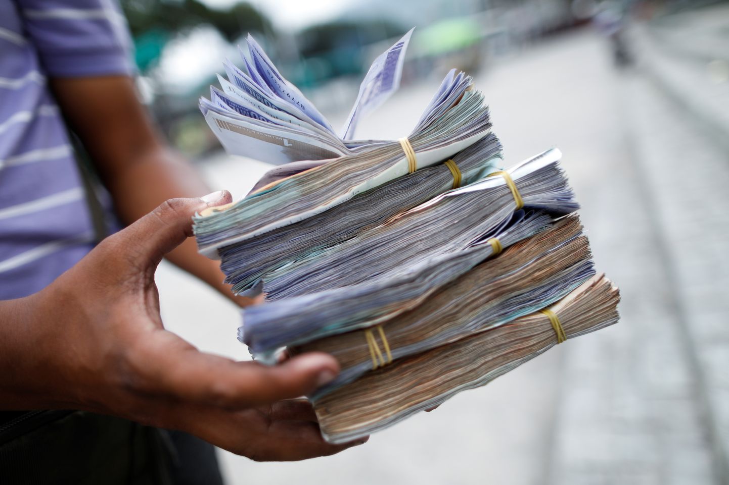 Venezuela bolivar ei maksa suurt midagi, mistõttu väikeste ostude jaoks on vaja kaasas kanda suuri rahapatakaid. Pildil olev raha oli augustis väärt 1-2,5 USA senti, tänapäeval pole see enam niigi palju väärt.