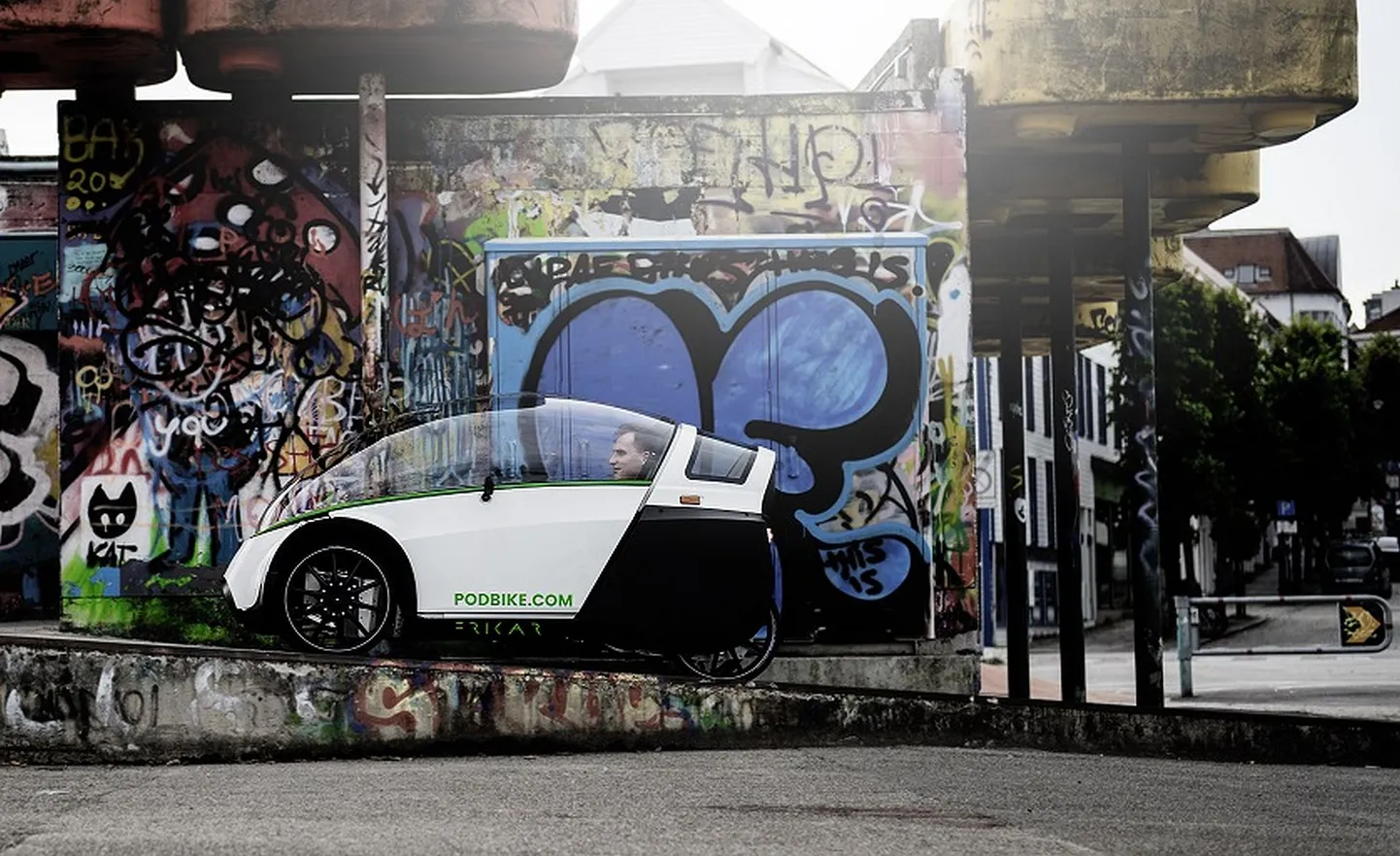 Kas elektri- ja mopeedautodele hakkab konkurentsi pakkuma kondiauru- ja elektrilise abimootoriga rikšamobiil? Mõned skeptikud kahtlevad, kuid ideel on ka austajaid.