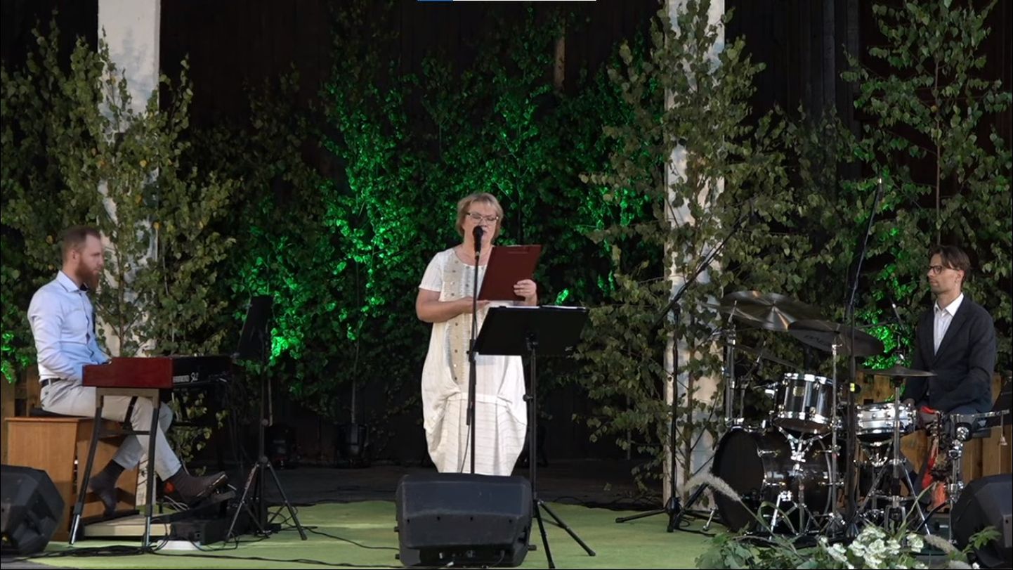 Kadrs no Broņislavas Martuževas piemiņas koncerta uz Lubānas estrādes skatuves.