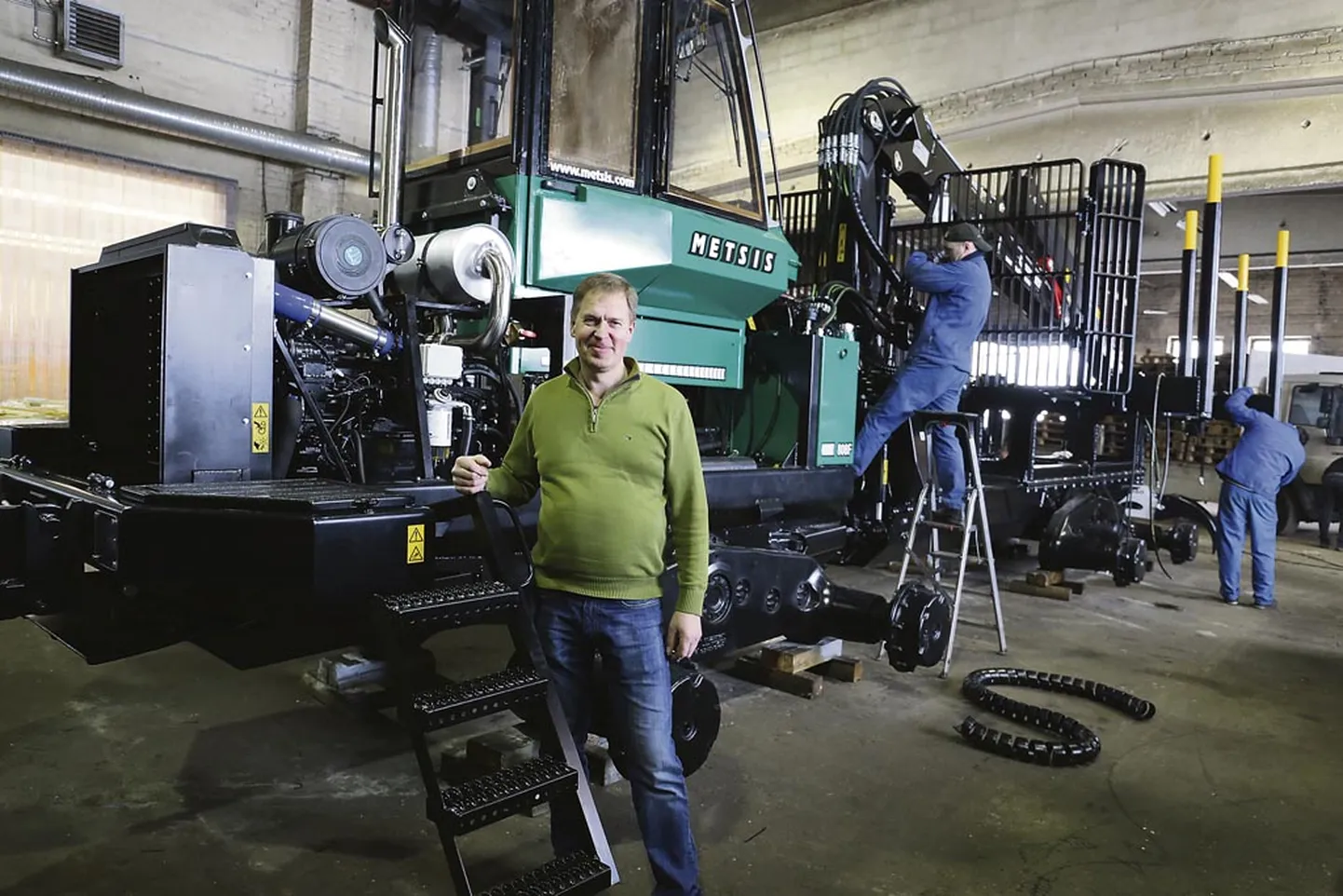 “See on meie 84. metsaveotraktor,” ütleb OÜ Metsise omanik, juha­taja ja peainsener Ivo Jürgenson suures hallis.