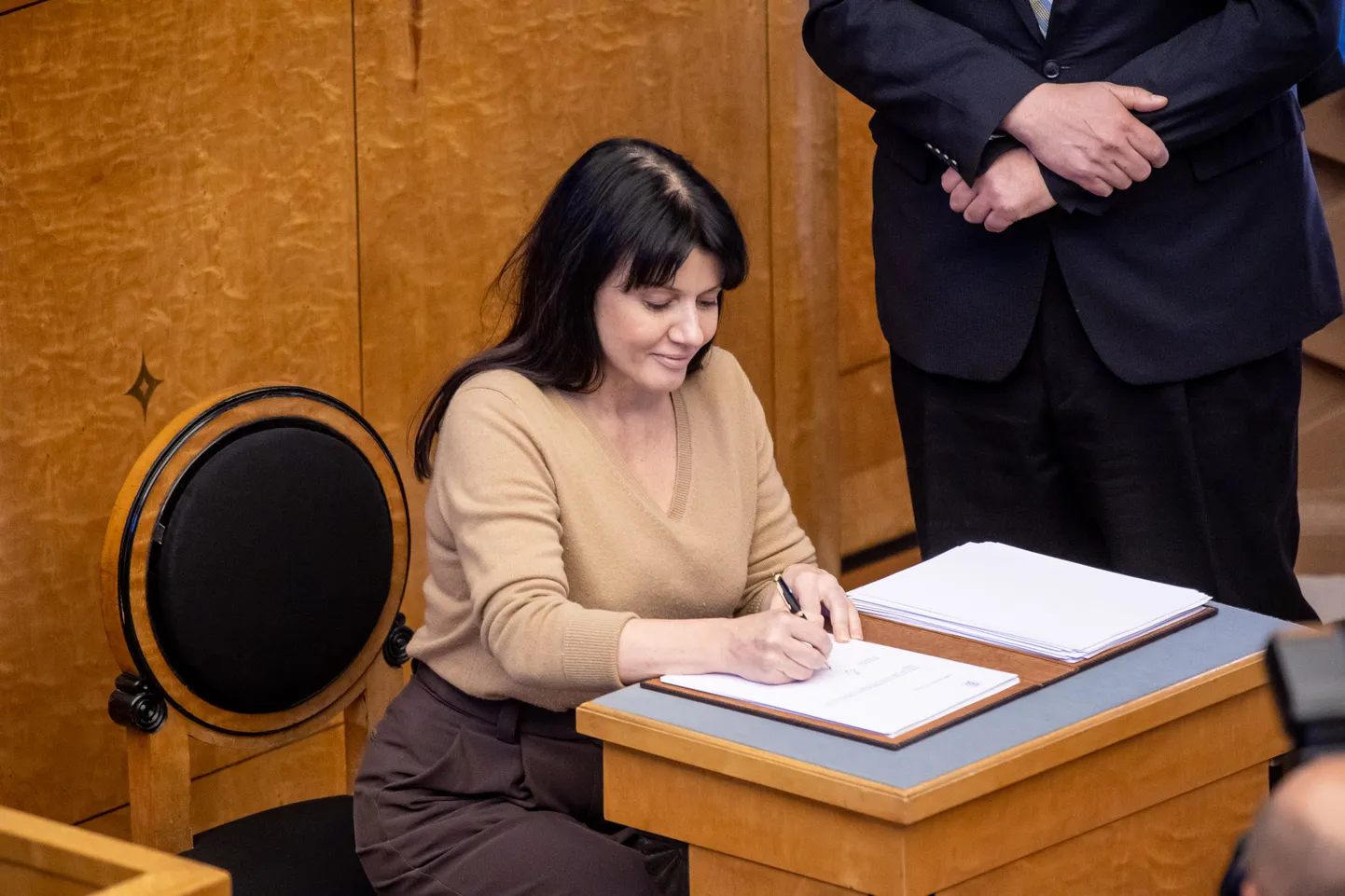 Heidy Purga andmas 2023. aastal kultuuriministriks asudes riigikogu ees ametivannet.