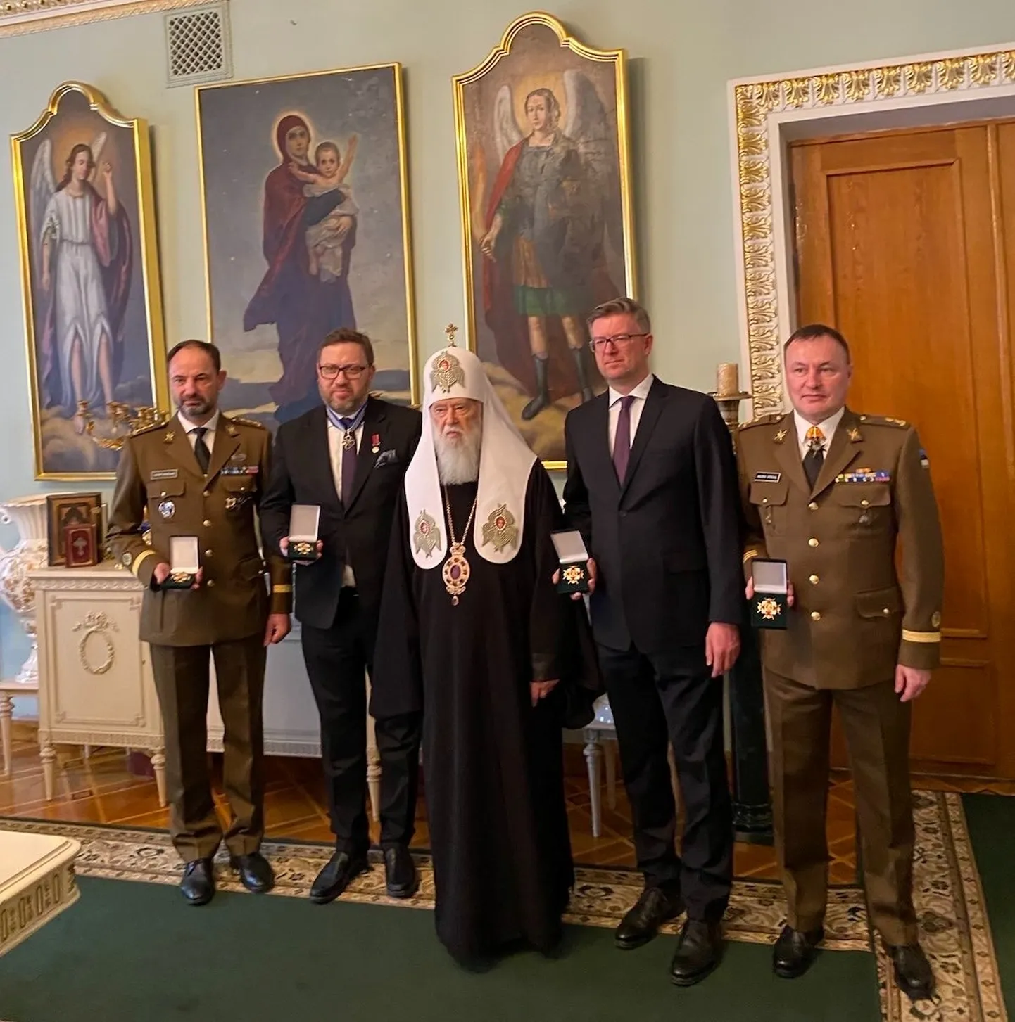 Ukraina õigeusu kiriku Kiievi patriarhaadi juht Filaret (keskel) koos Eesti suursaadik Kaimo Kuuse, tema Poola ametivenna Bartosz Cichocki, meie endise kaitseatašee ja tema abiga ordenite üleandmisel Kiievis.