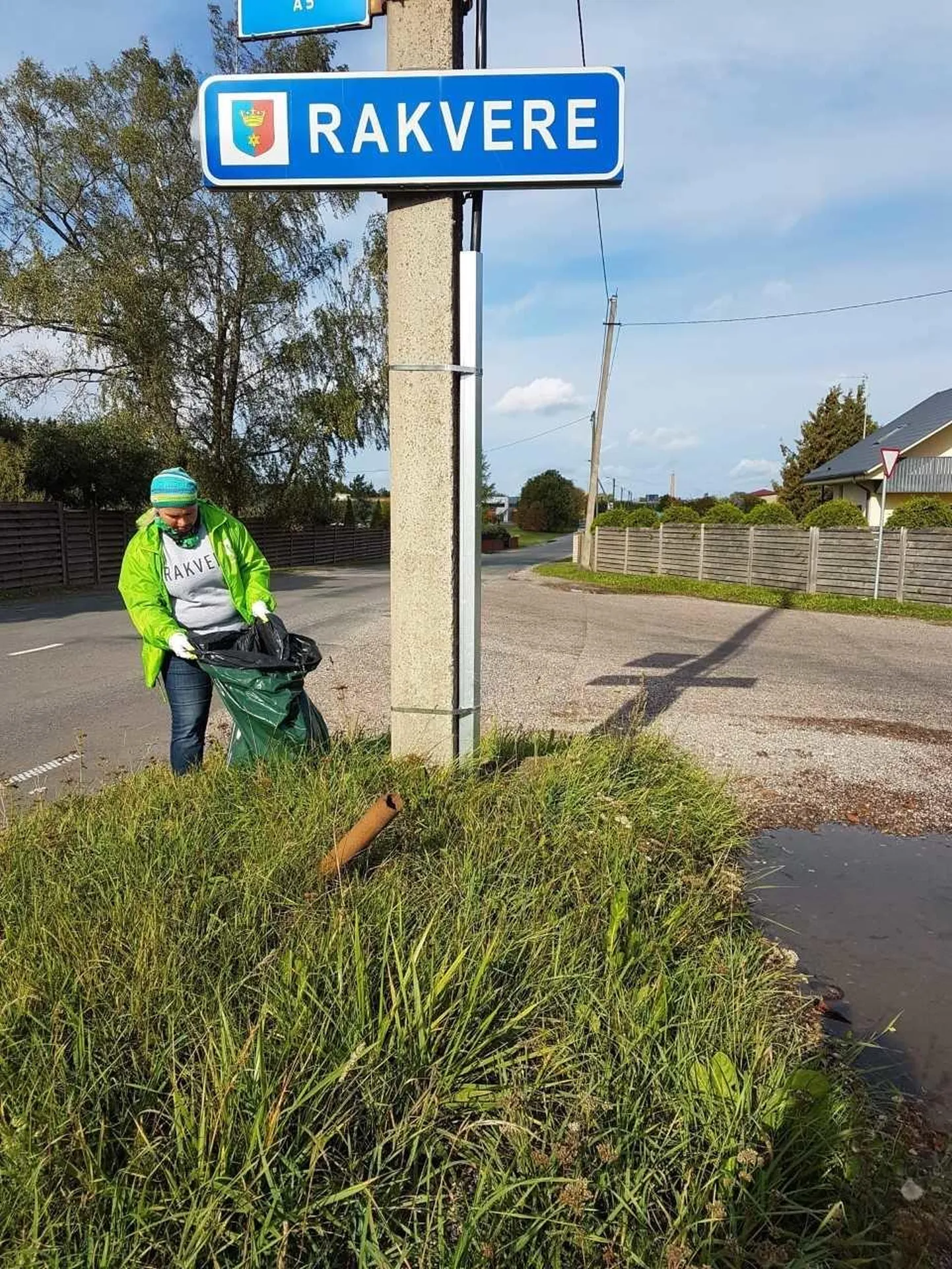 Keskerakondlased koristasid prahti Rägavere teel.