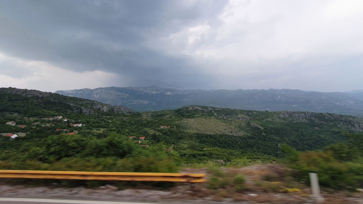 Vaade bussiaknast üle Bjelopavlići oru Ostrogi kloostrile (valge täpp pildi keskosas)