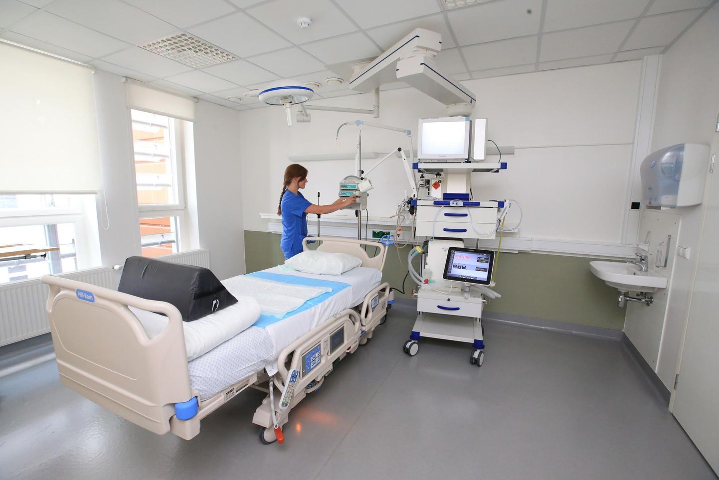 Hingamisaparaadiga isolaator Tartu ülikooli kliinikumi intensiivraviosakonnas, mida sai pildistada suvel, kui haiglas ühtegi koroonapatsienti ei olnud.