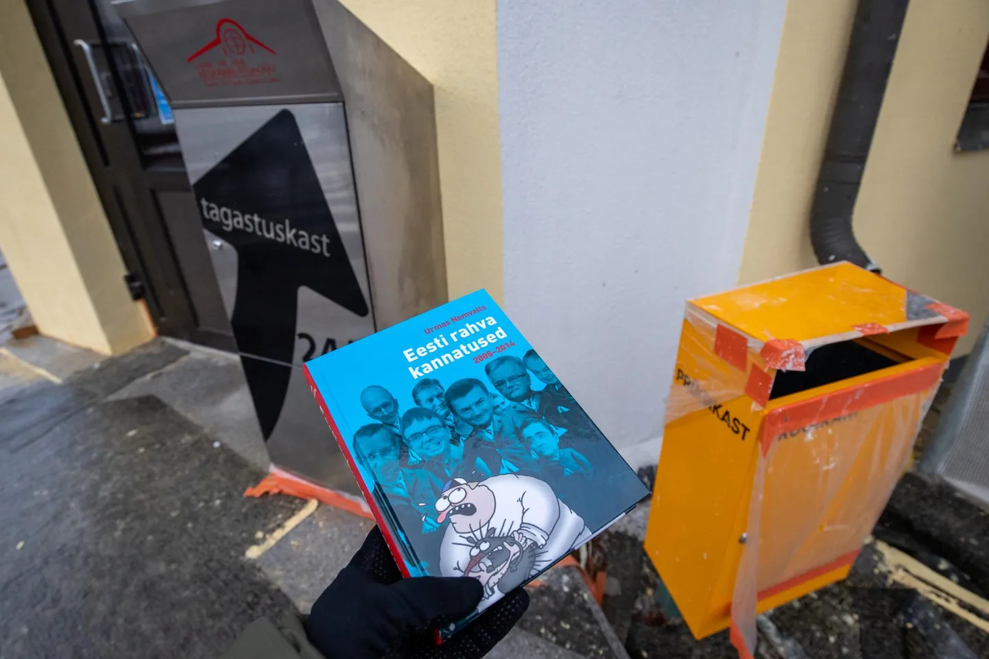 Lääne-Virumaa keskraamatukogu tagastuskast ja prügikast.