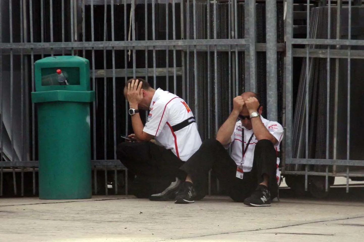 Masenduses Honda tiimi liikmed on just teada saanud Marco Simoncelli surmast.