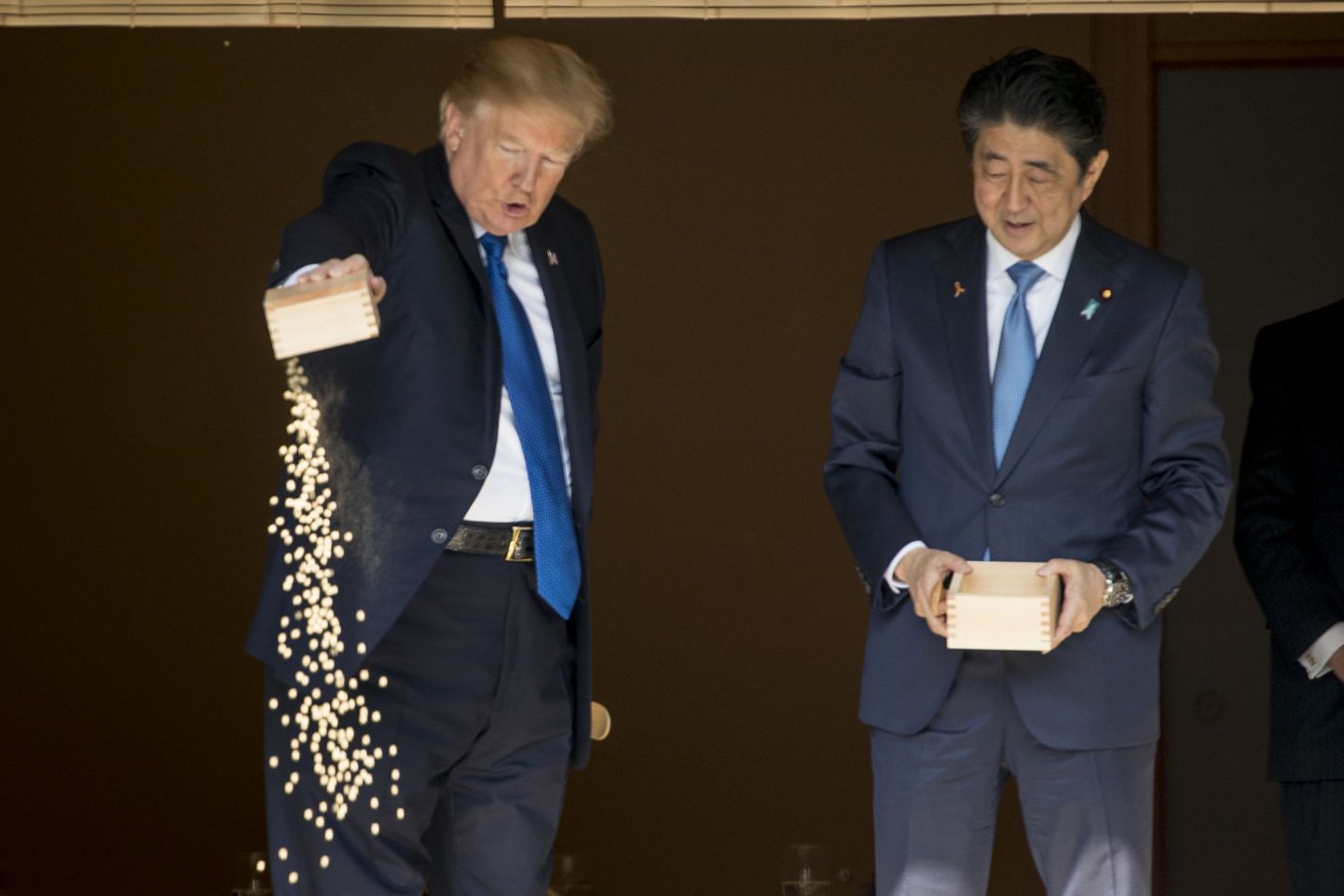 Donald Trump ja Shinzo Abe karpkalu toitmas