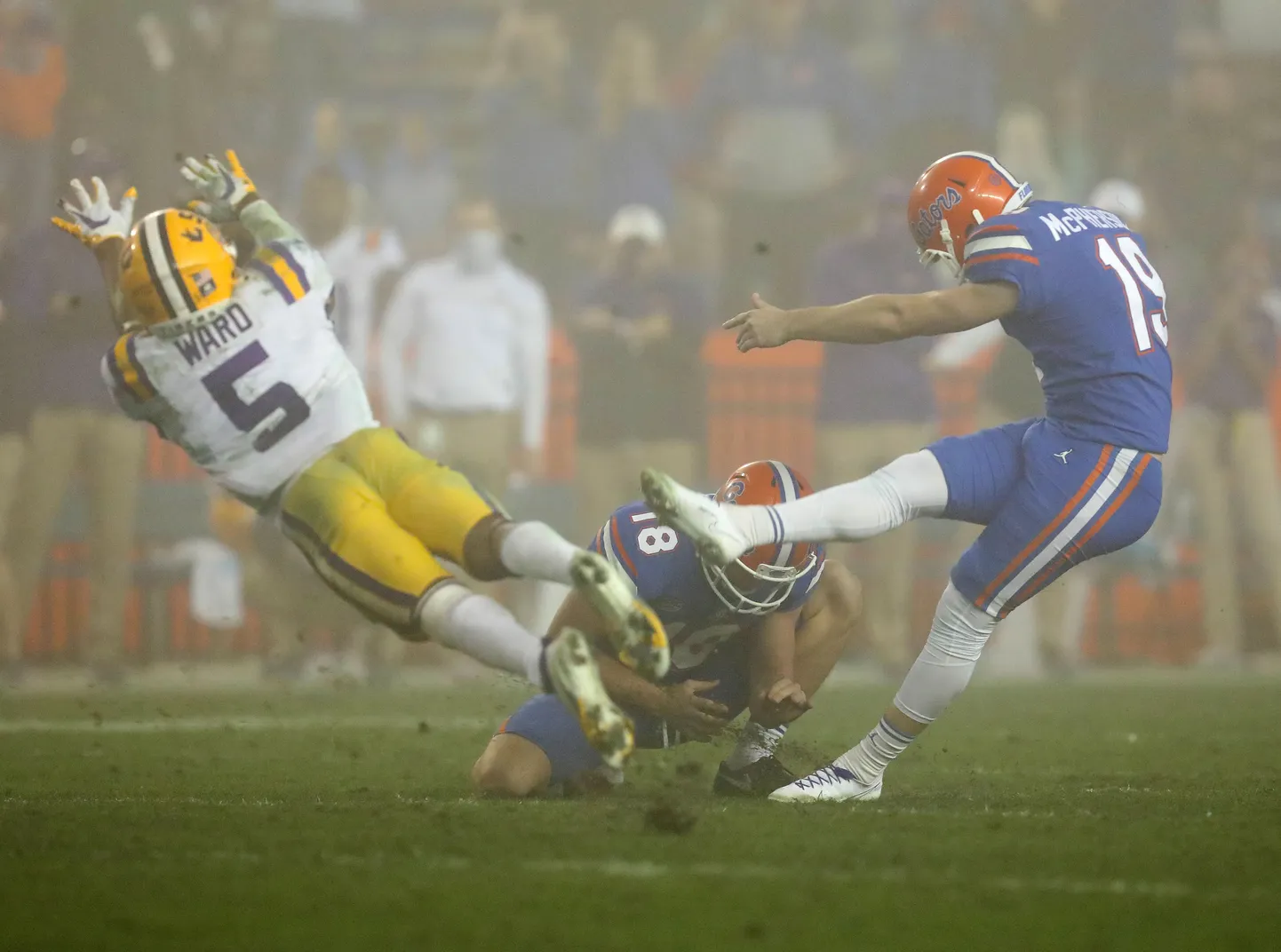 Florida ülikooli ameerika jalgpallur Evan McPherson (paremal, nr 19).