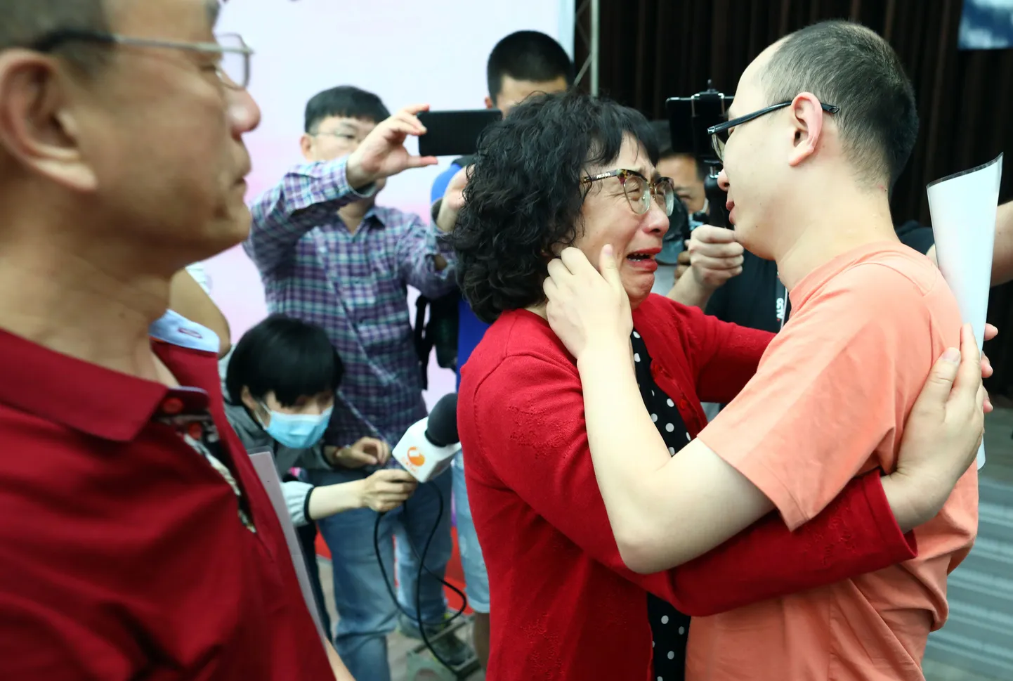 Mao Yin (paremal) embamas oma ema Li Jingzhid.