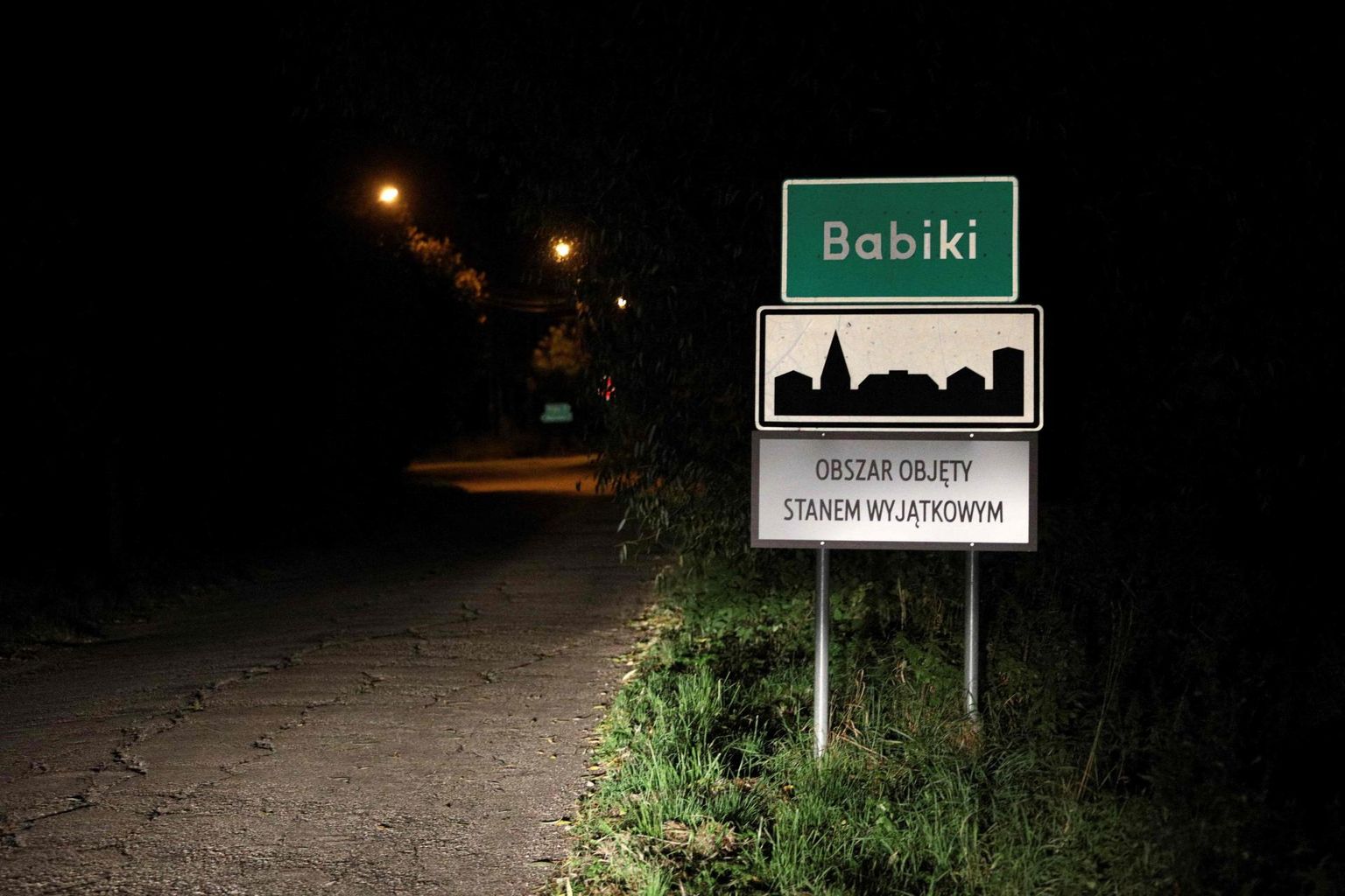 Ida-Poolas Babikis seisab kohasildi all ka teade, et piirkonnas kehtib eriolukord.   FOTO: Jaap Arriens / AFP / Scanpix
