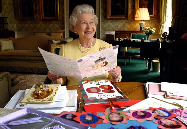 Kuninganna lugemas sünnipäevakaarte oma 80. sünnipäevaks saadud kaarte 20. aprillil 2006. aastal.