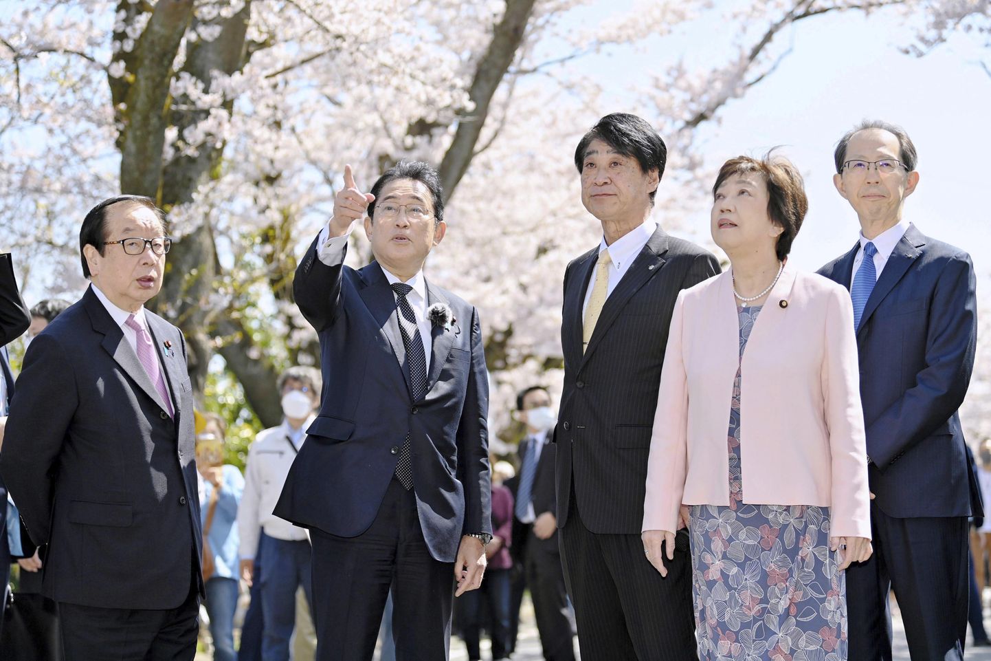 Jaapani peaminister Fumio Kishida (vasakult teine) vaatamas kirsiõisi elanikele taasavatud Tomioka linnas. 1. aprill 2023.