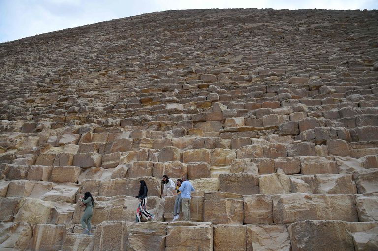 Turistid laskumas Suure püramiidi kividelt