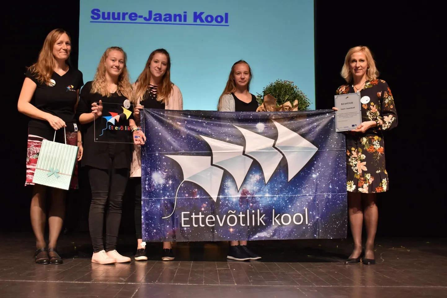 Värskelt pärjatud Suure-Jaani kooli esindus.