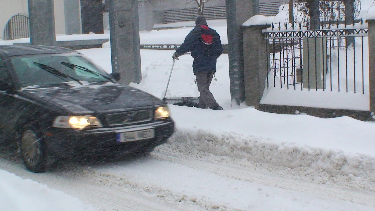 Tartu tänavail on liigelda raske, kuid see on siiski võimalik. Sama võib öelda kõnniteede kohta, mida samuti pidevalt puhastatakse.