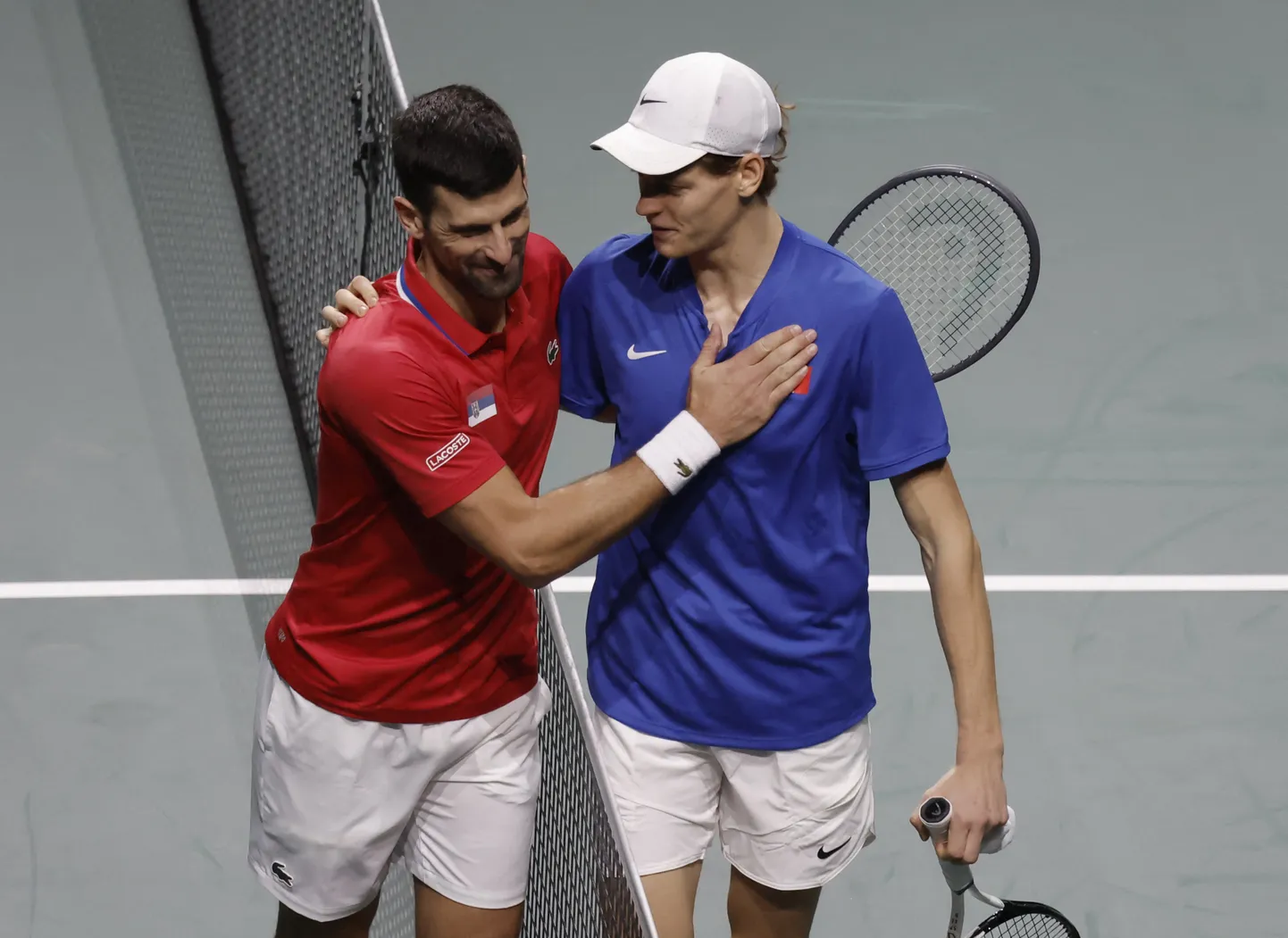 Novak Djokovic (vasakul) patsutas austavalt Jannik Sinnerile rinnale. Itaallane mängis ta ausalt üle.