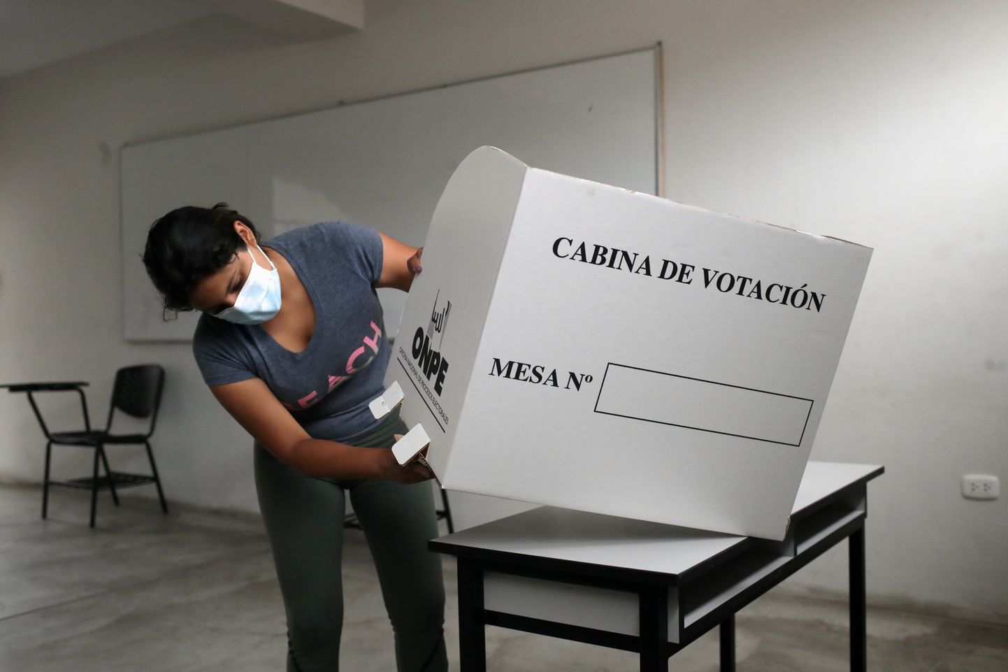 Ettevalmistused Peruu presidendi- ja parlamendivalimiste hääletuseks pealinnas Limas 10. aprill 2021.