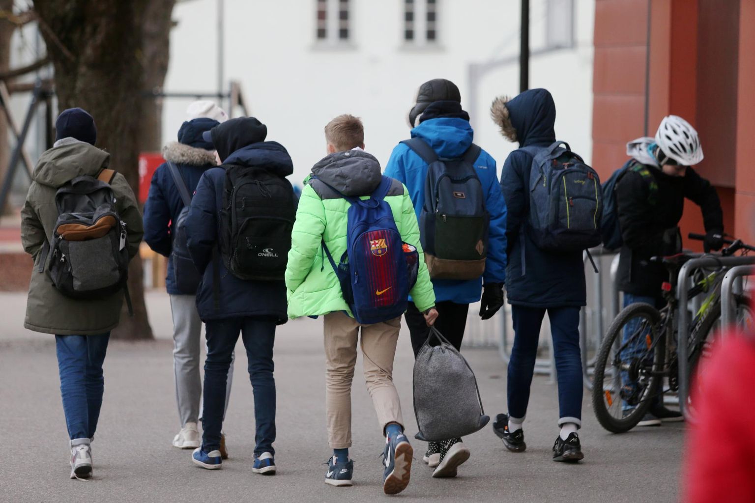 Pildil Reiniku kooli lapsed koolist koju minemas.
