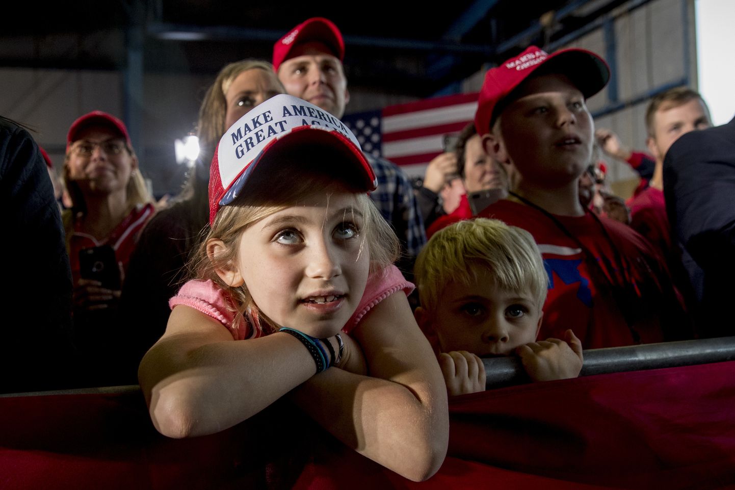 Trumpi kampaaniaüritusel osalev laps.