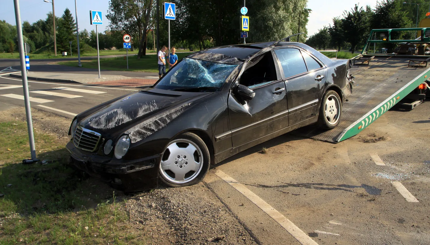 Ohutussaart ramminud Mercedes sai kõvasti viga.
