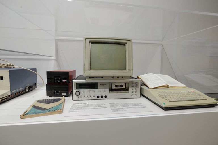 Этот самодельный компьютер до сих пор работает. Программы компьютер считывал с модифицированного кассетника, в качестве клавиш использовались кнопки от калькулятора.