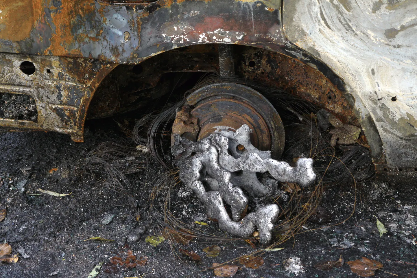 Põlenud autovrakk. Foto on illustreeriv.