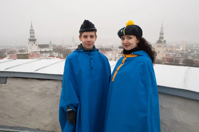 Andriana Lomakina ja Georg Lee lippu heiskamas.