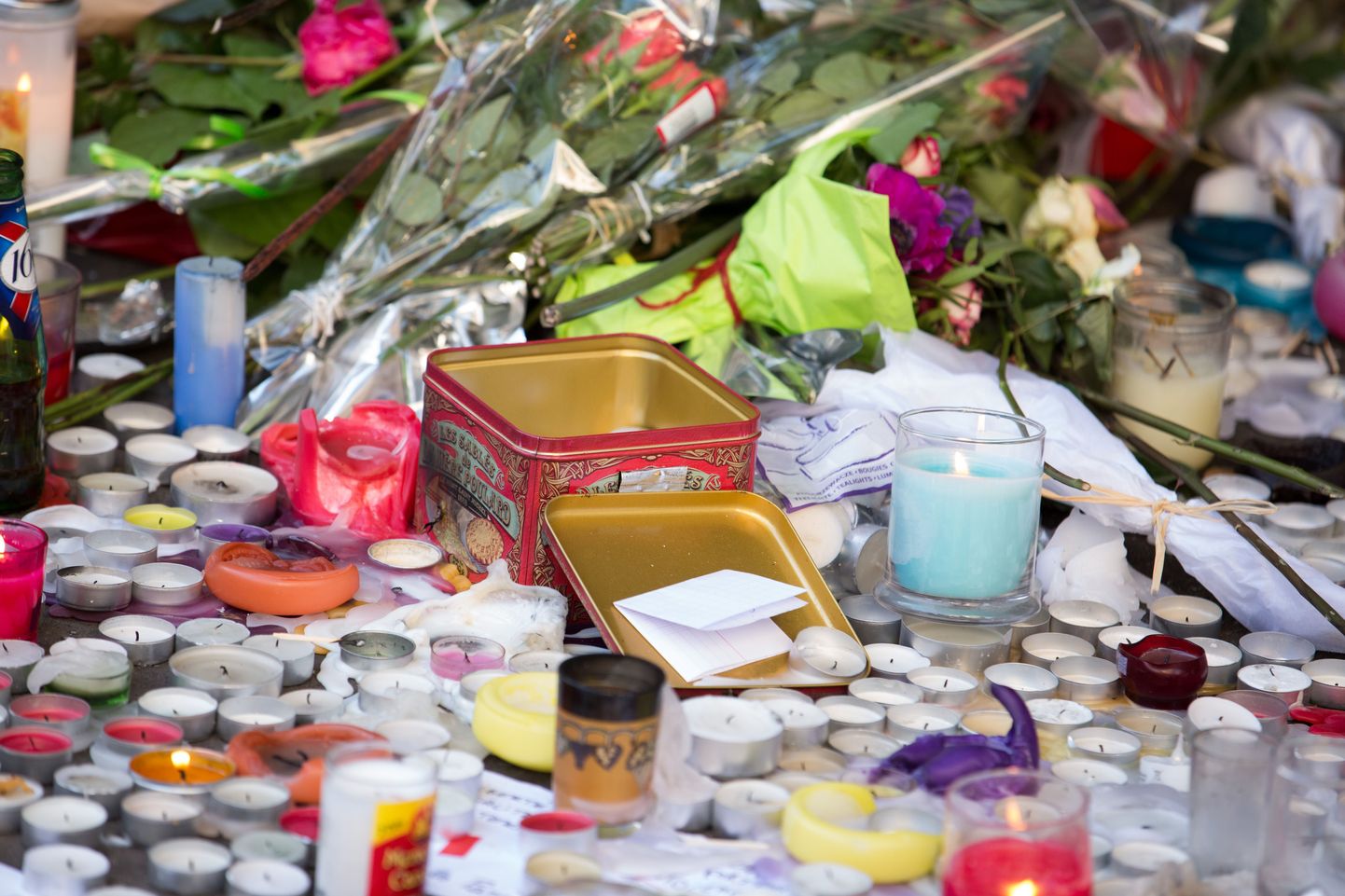 Terroristide rünnakute järel toodud lilled ja küünlad.