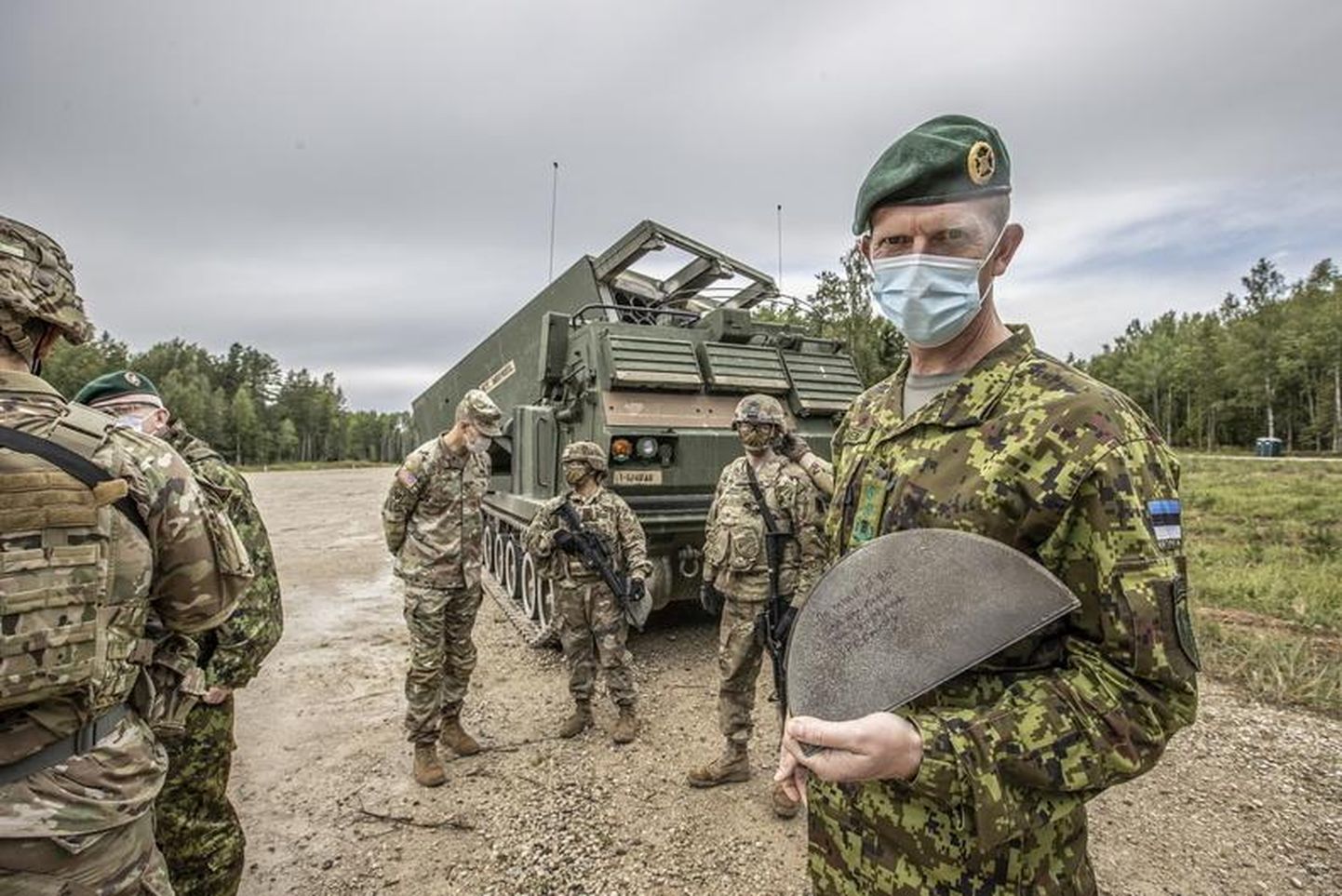 Eesti kaitseväelased harjutasid raketisüsteemilt MLRS laskmist. Kohal oli ka kaitseväe juhataja kindralmajor Martin Herem (paremal).