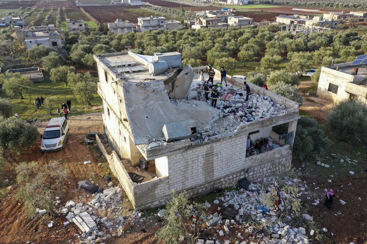 Vaade Atmehi külas asuvale majale, millele Ühendriikide reid korraldati.