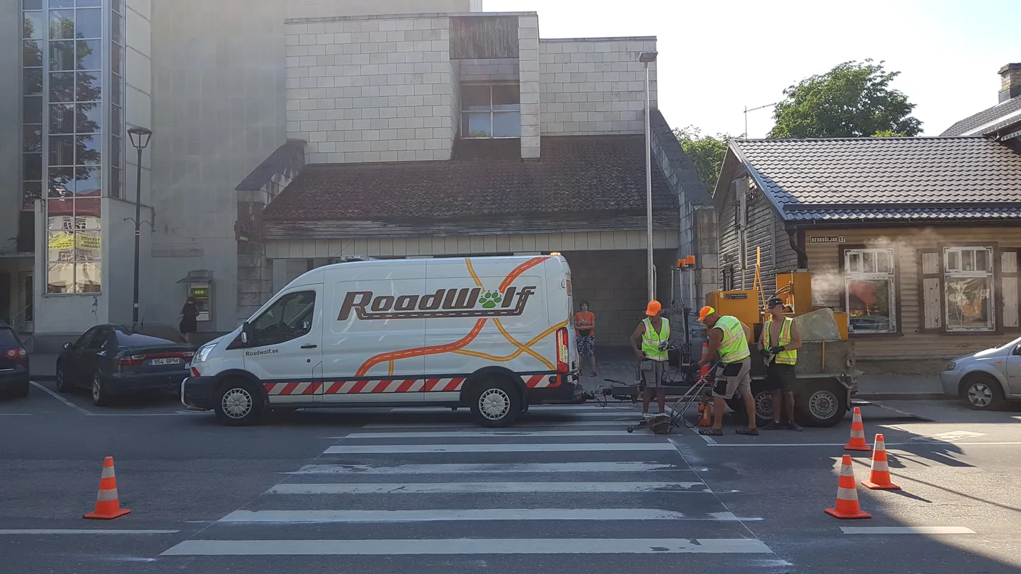 Paide tänavatelt käib vilgas triibutamine.
