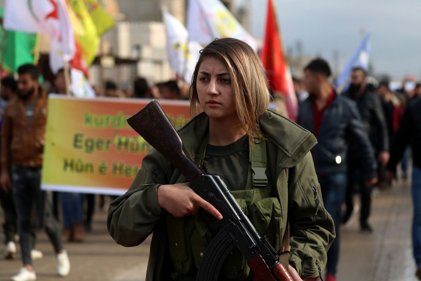 Süüria kurdi võitleja meeleavaldusel Türgi ähvarduste vastu.