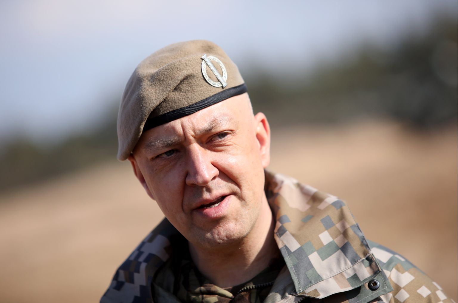 Nacionālo bruņoto spēku Sauszemes spēku Mehanizētās kājnieku brigādes komandieris pulkvedis Sandris Gaugers starptautisko militāro mācību "Kristāla bulta 2021" laikā Ādažu poligonā.