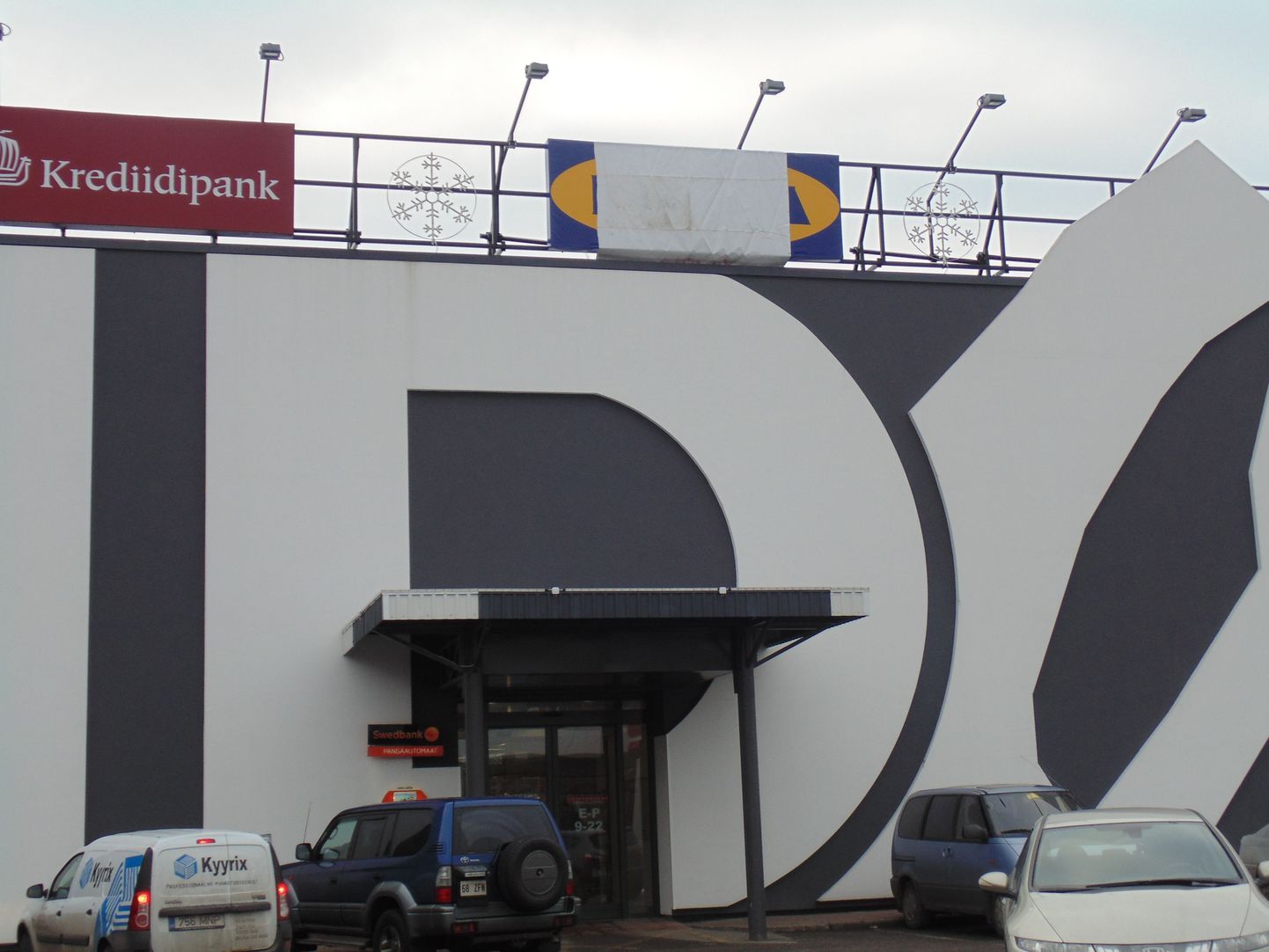 Idakeskuses asuv Ikea peitis oma sildi.