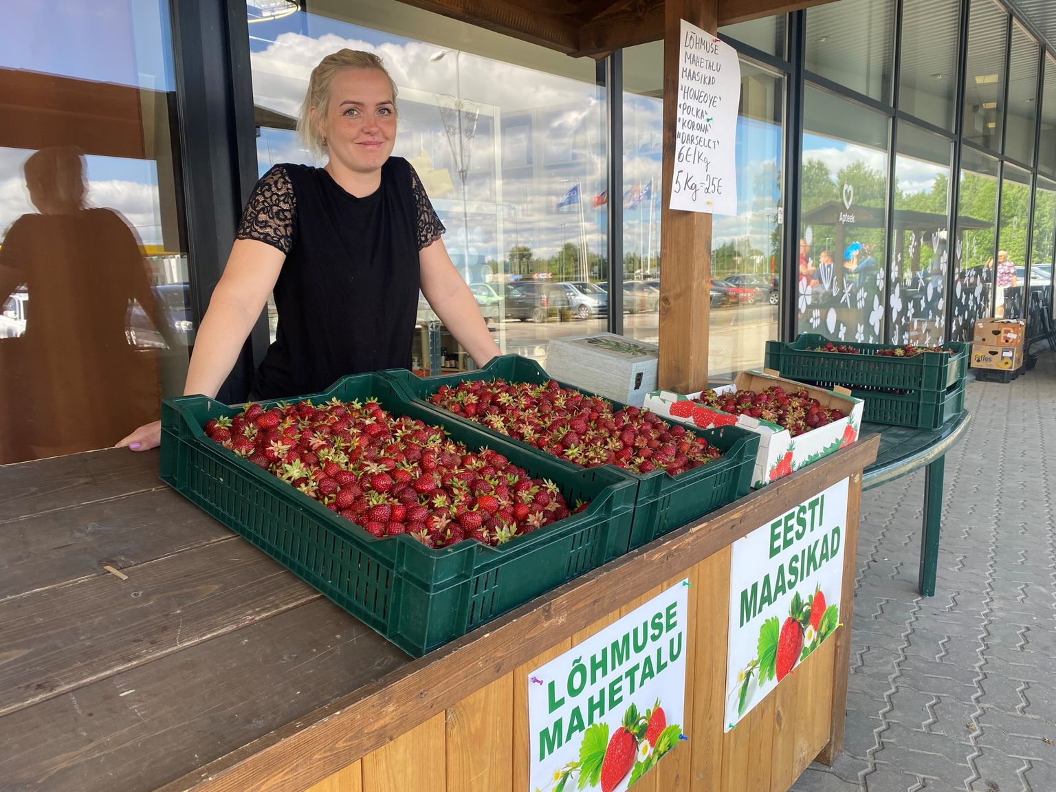 Lõhmuse talu maasikaid müünud Gelit Kivisalu selgitas, et lähemate päevade hinda on raske ennustada.