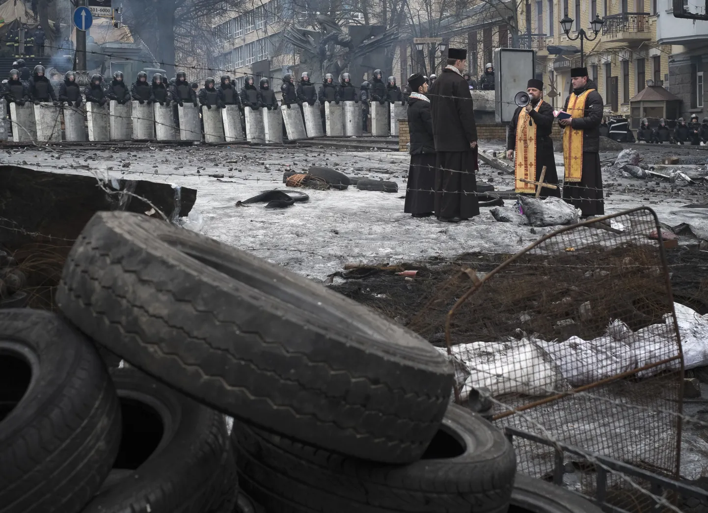 Preestrid viivad läbi jumalateenistust märulimiilitsate silme all Kiievis. Foto on tehtud 13. veebruaril.