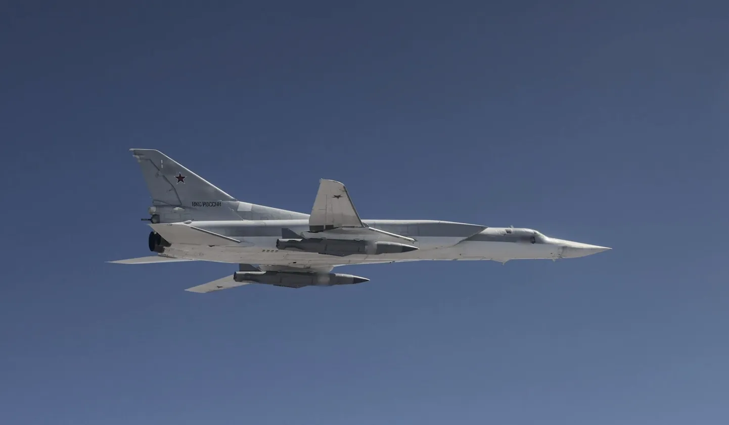 Vene kaitseministeeriumi pressiteenistuse avaldatud videoklipist tehtud kuvatõmmisel on näha Vene hävitajat MiG-31, mis kannab ülehelikiirusel lendavaid tiibrakette Kinžal.