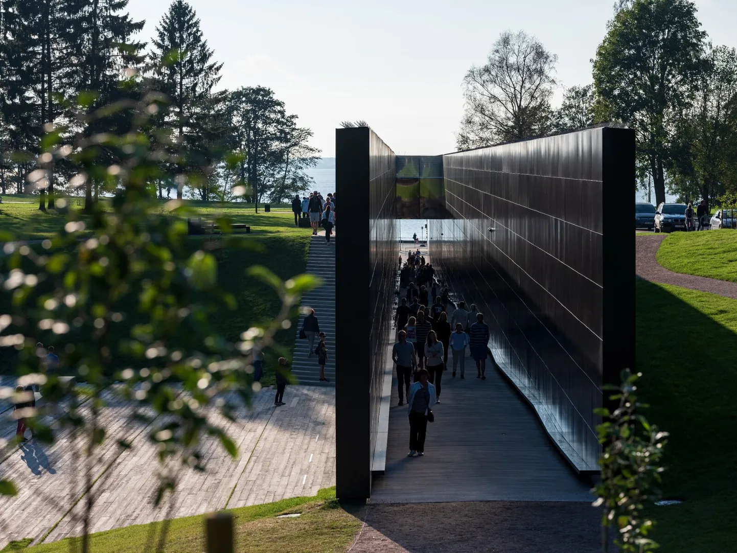 Eesti kommunismiohvrite memoriaal – arhitektid: Kalle Vellevoog, Jaan Tiidemann; sisearhitekt Tiiu Truus; maastikuarhitekt Lidia Zarudnaja; skulptor Kirke Kangro.