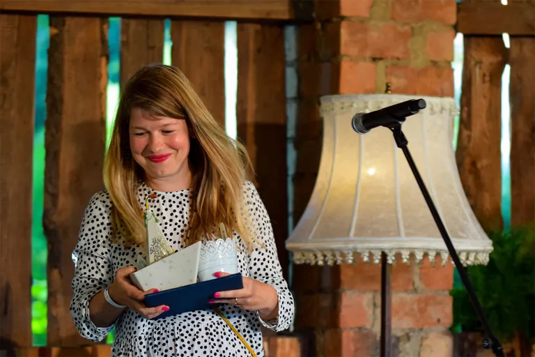 Anete Melece, saņemot Jāņa Baltvilka balvu Bērnu literatūrā 2019. gada vasarā.