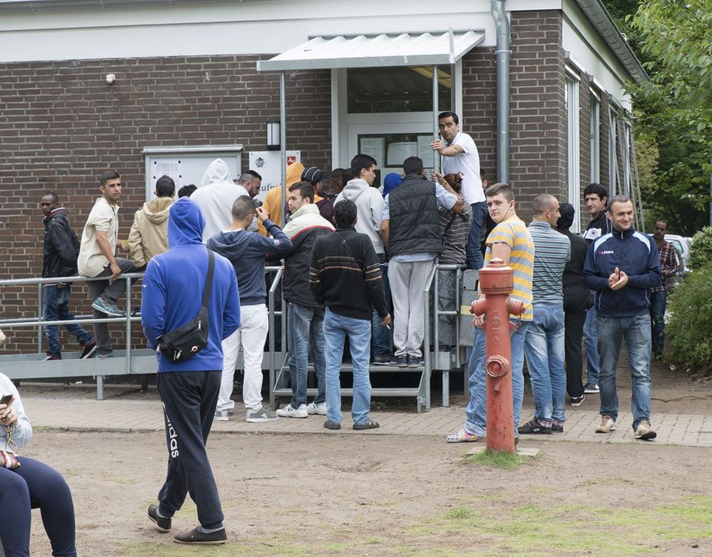Alam-Saksimaal Hespes asuv endine sõjaväeosa on mõeldud 700 inimese majutamiseks. Tegelikult ootab seal praegu asüülitaotluse vastust 3200 põgenikku. Iga päev seisab registreerimispunktis järjekorras sadu uusi tulijaid.