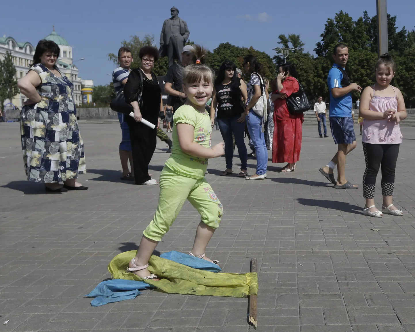 Väike tüdruk pühkis Ida-Ukrainas Donetski keskväljakul jalgu Ukraina riigilippu.