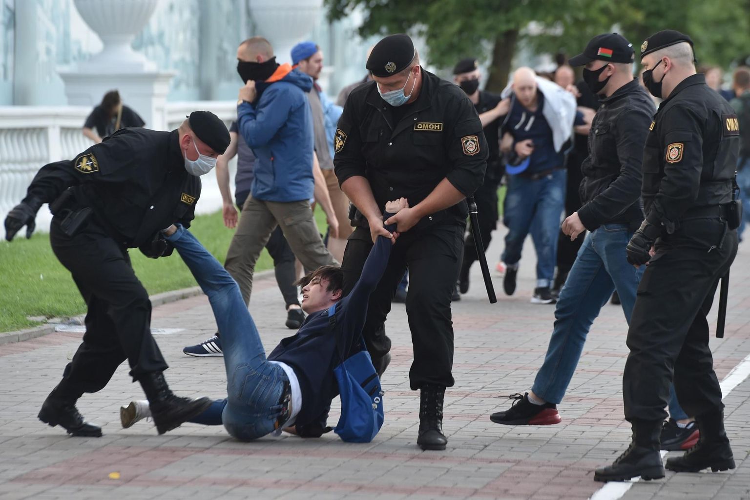 Valgevene julgeolekuteenistuse ametnikud ja märulipolitseinikud vahistamas teispäeva õhtul Minksis opositsiooni meeleavaldusel osalenud meest. Kokku peeti riigis kinni üle 250 protestija.