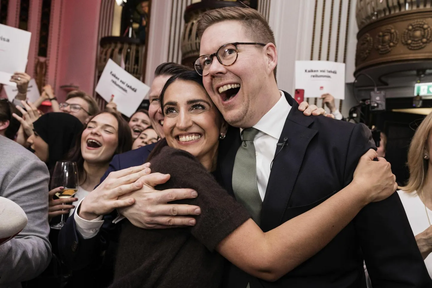 Sotsiaaldemokraatide juht Antti Lindtman pühapäeval vahetult pärast häälte kokku lugemist Helsingis erakonna valimispeol. Koos Lindtmaniga rõõmustab Helsingis kandideerinud Afganistani päritolu sots Nasima Razmyar.