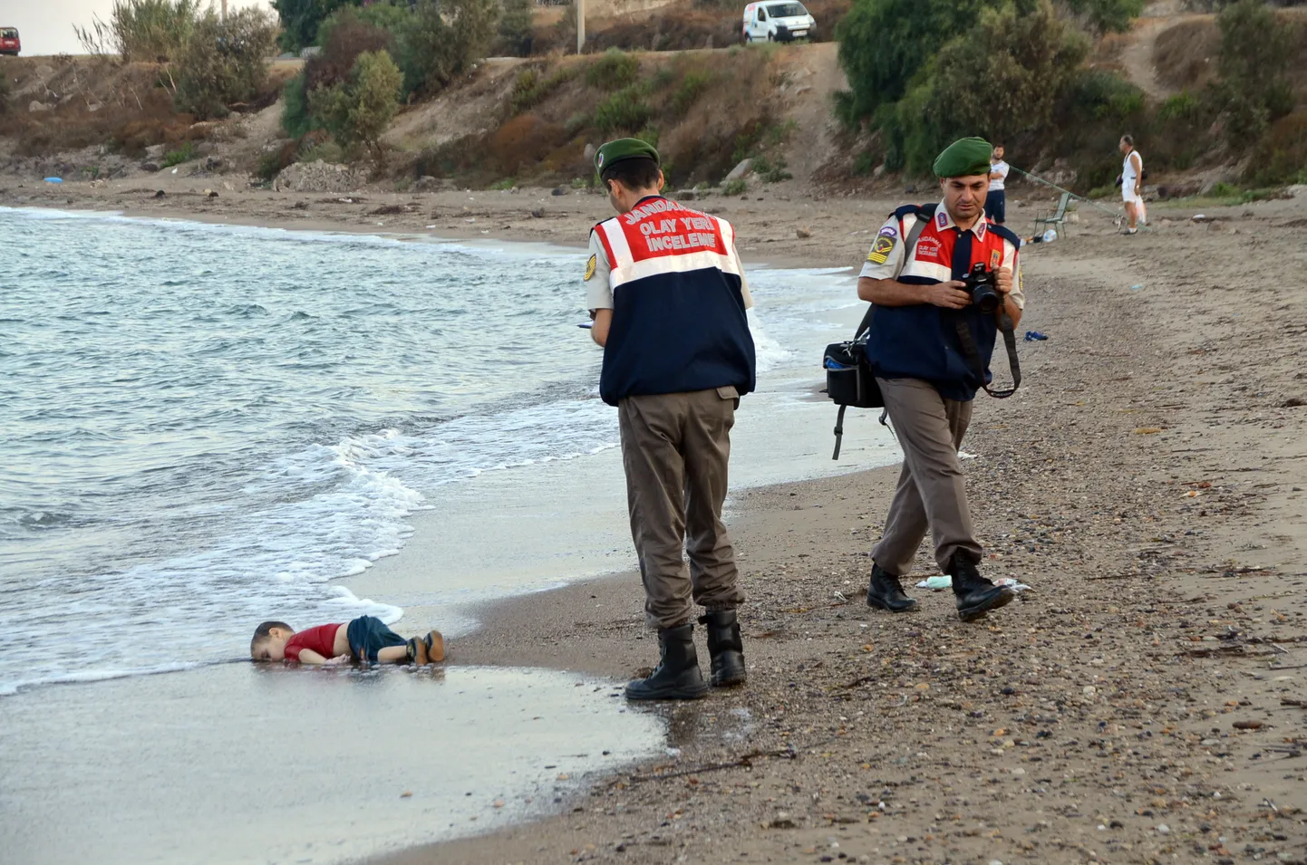 Türgi sandarmid Alan Kurdi surnukeha juures.