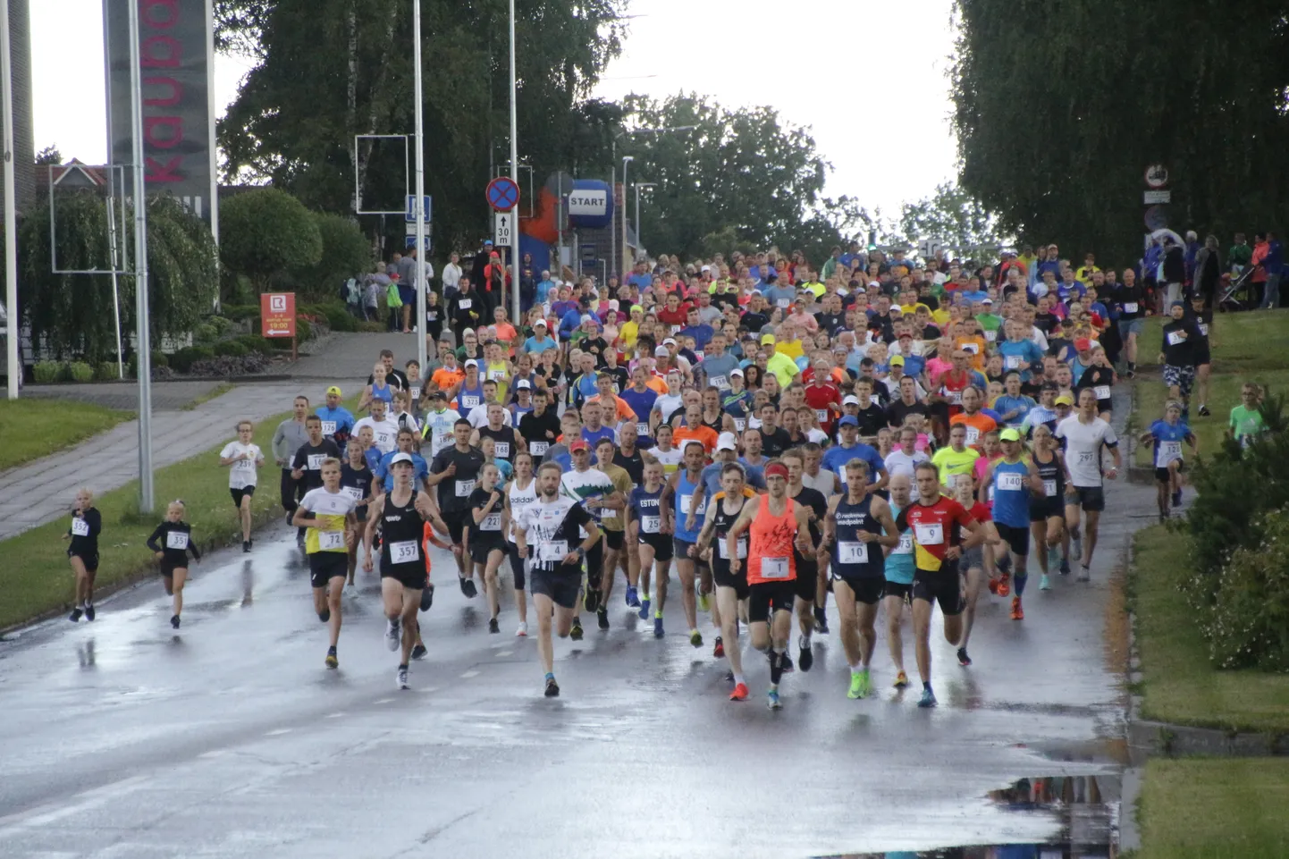 Selline värvide ampluaa kulges Võrust Väimelasse
