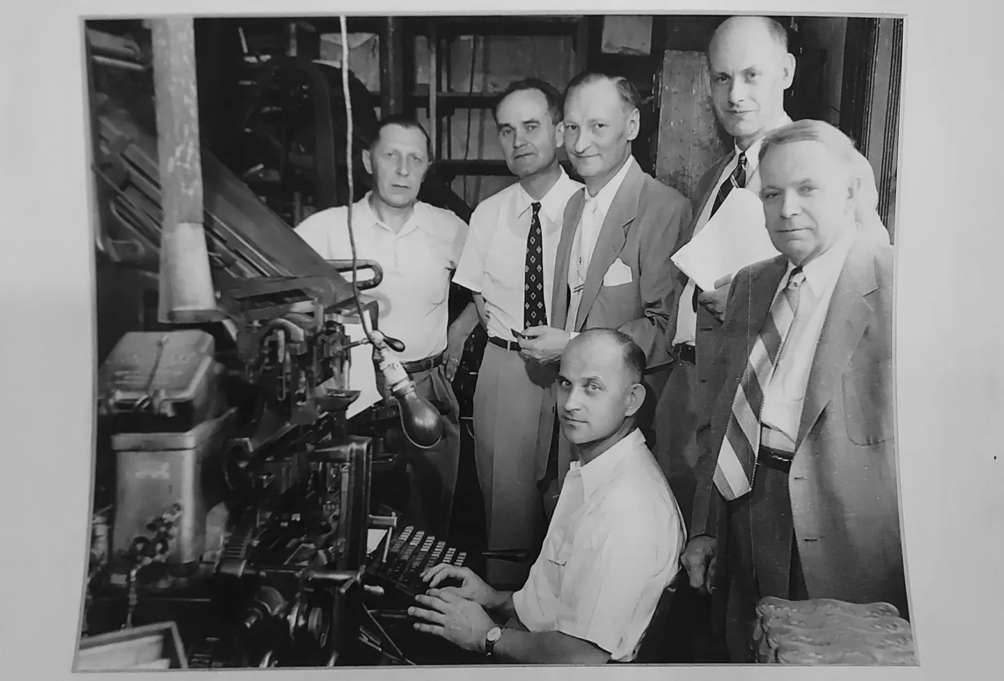 Vaba Eesti Sõna toimetus 1960. aastail. Vasakul taga nurgas seisab 1903. aastal Puiatus sündinud Harald Raudsepp (1909-1995), kes ülikoolis õppis matemaatikat, alustas oma ajakirjanikutööd muide Postimehes - Valga kontoris! -, jätkas 1928. aastal Üliõpilaslehes, Vaba Sõnas 1934. aastal, Uus Eestis 1936. aastal, Rahva Hääles 1940. aastal, edasi Geislingeni DP laagris ajalehe Eesti Post peatoimetaja ja aastast 1950 kuni surmani 1995 Vaba Eesti Sõna toimetaja.