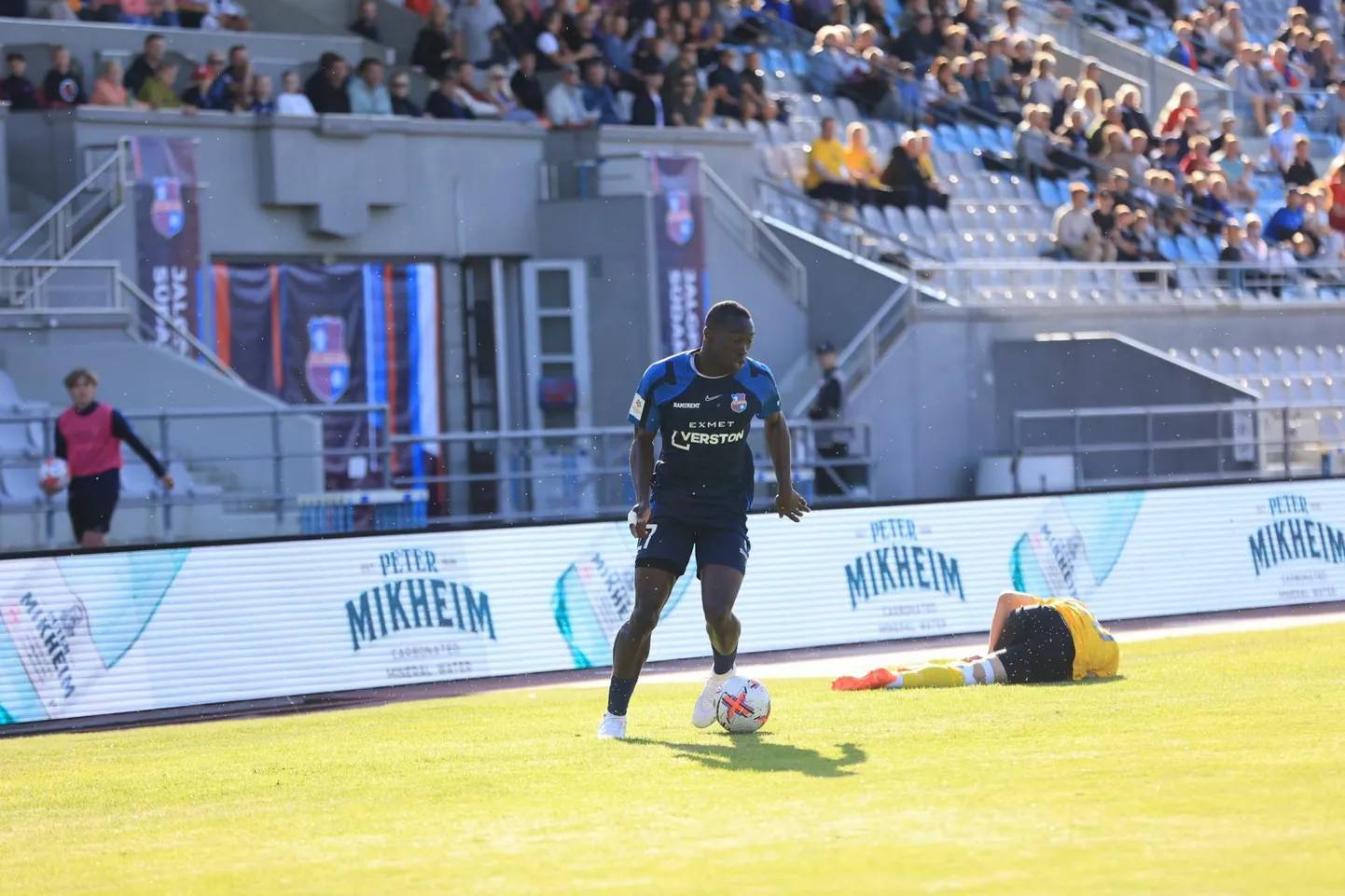 Mechini Gomis (pildil) sekkus mängu 64. minutil ning suutis 26 minutiga saarlastele kaks väravat lüüa.