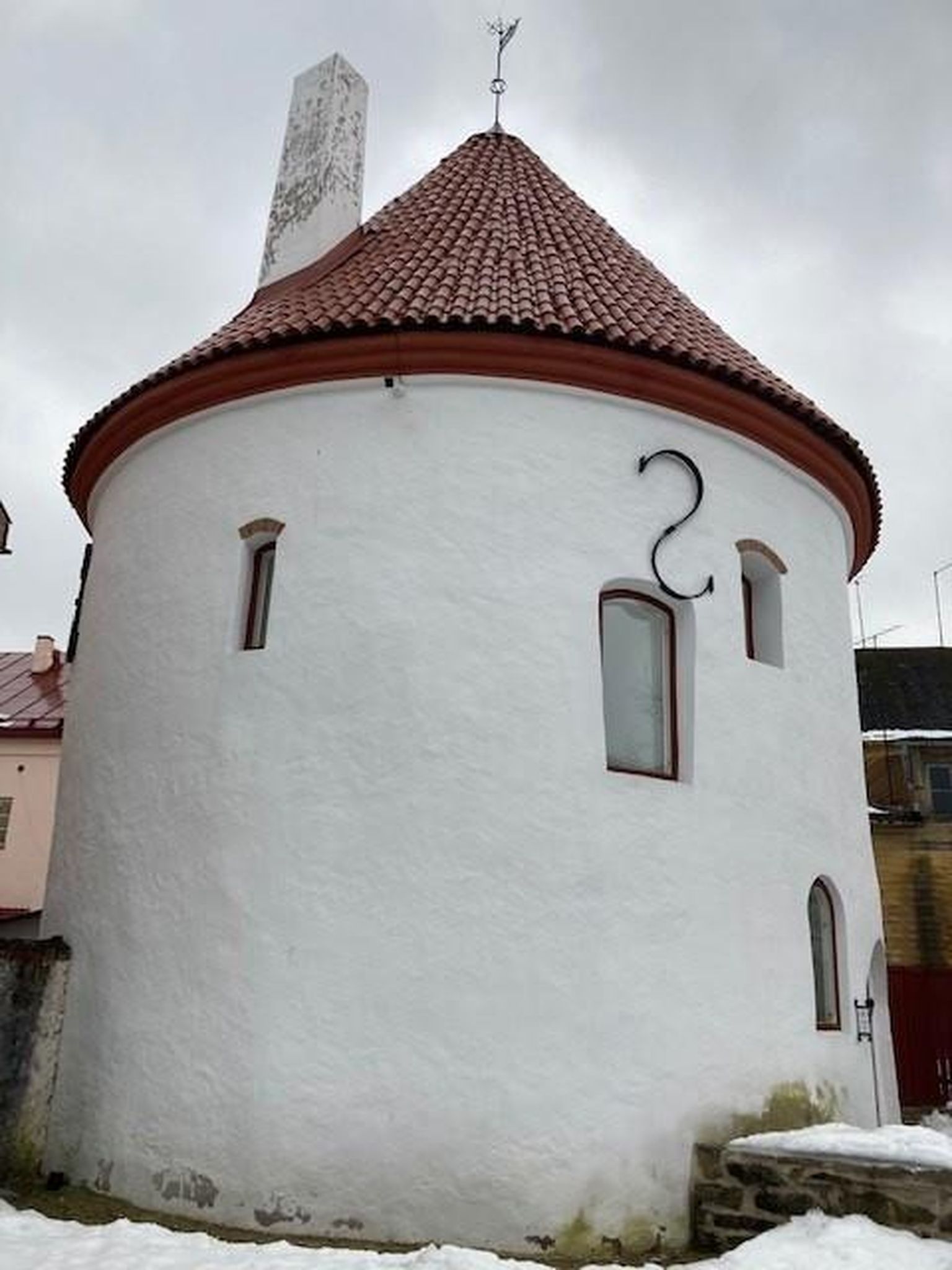 Pärnu Punane torn on haruldane tükike keskaegsest Pärnust, mille leiab kesklinnast hilisemate majade varjust.