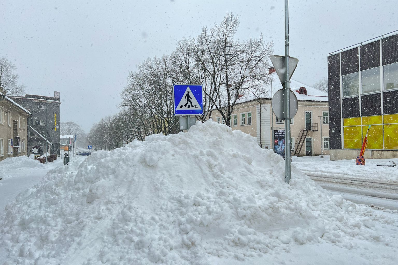 Lumi Paide kesklinnas.